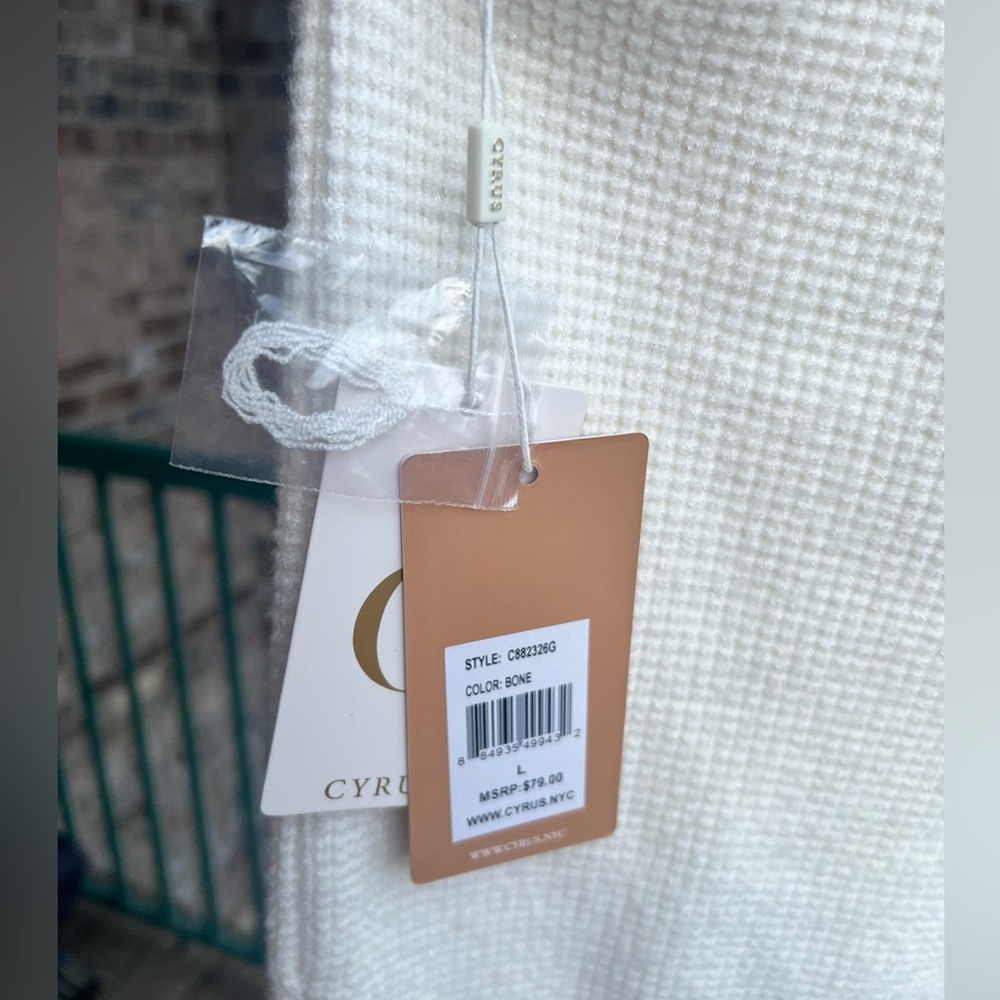 🆕 ✨ CYRUS Ivory Textured Waffle Knit Crewneck Sweater Size L Soft Cozy Classic - Picture 14 of 15